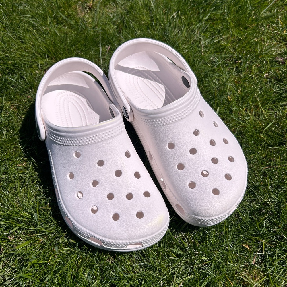 White Crocs Women’s 7 Men’s 5